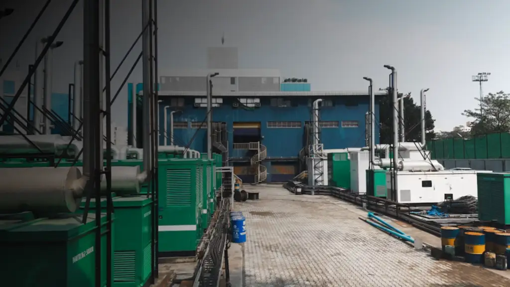 Groupe électrogène dans une installation industrielle.